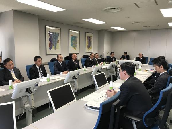 4つの市の代表者がJR西日本の大阪本社を訪れ大阪から福知山間の複線化要望を行っている写真