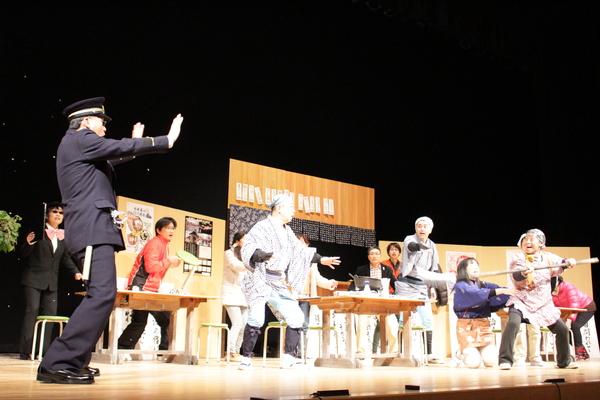 舞台で「花いちもんめ」の公演が行われて劇をしている写真