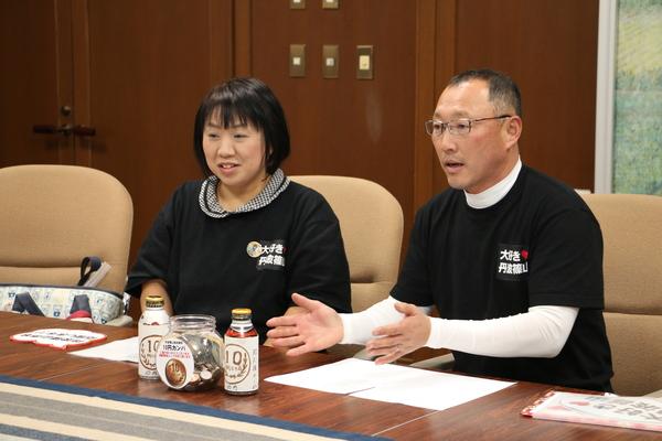 テーブルにカンパ金が置いてあり、中村 相石さん、畑 弘恵さんが話をしている写真