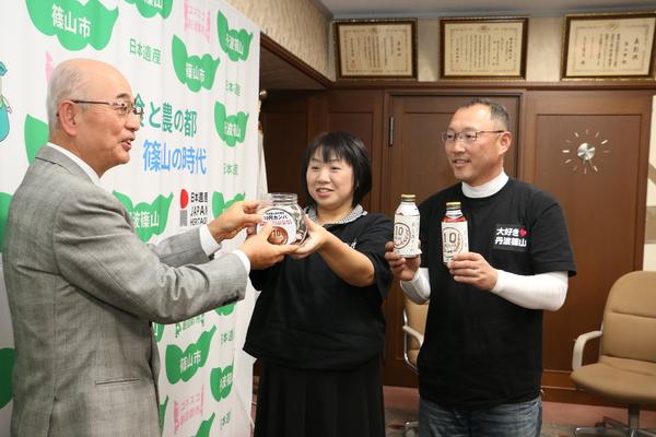 市長へ中村 相石さん、畑 弘恵さんがカンパ金を手渡している写真