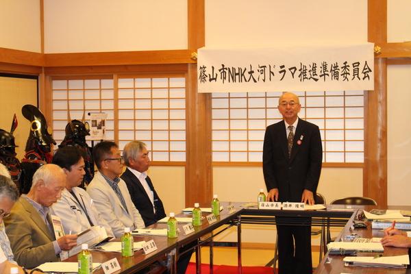 篠山市NHK大河ドラマ推進準備委員会にて市長が参加者の前で立ち上がって話をしている様子の写真