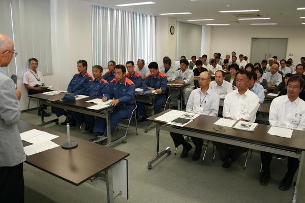 50名ほどの関係者が座って市長の話を聞いている写真