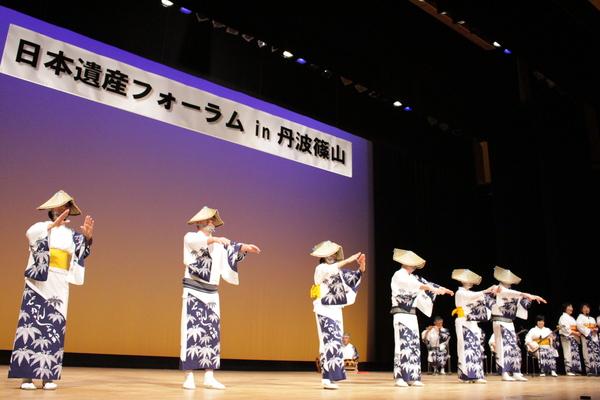 舞台では浴衣姿でデカンショ節 を披露している写真