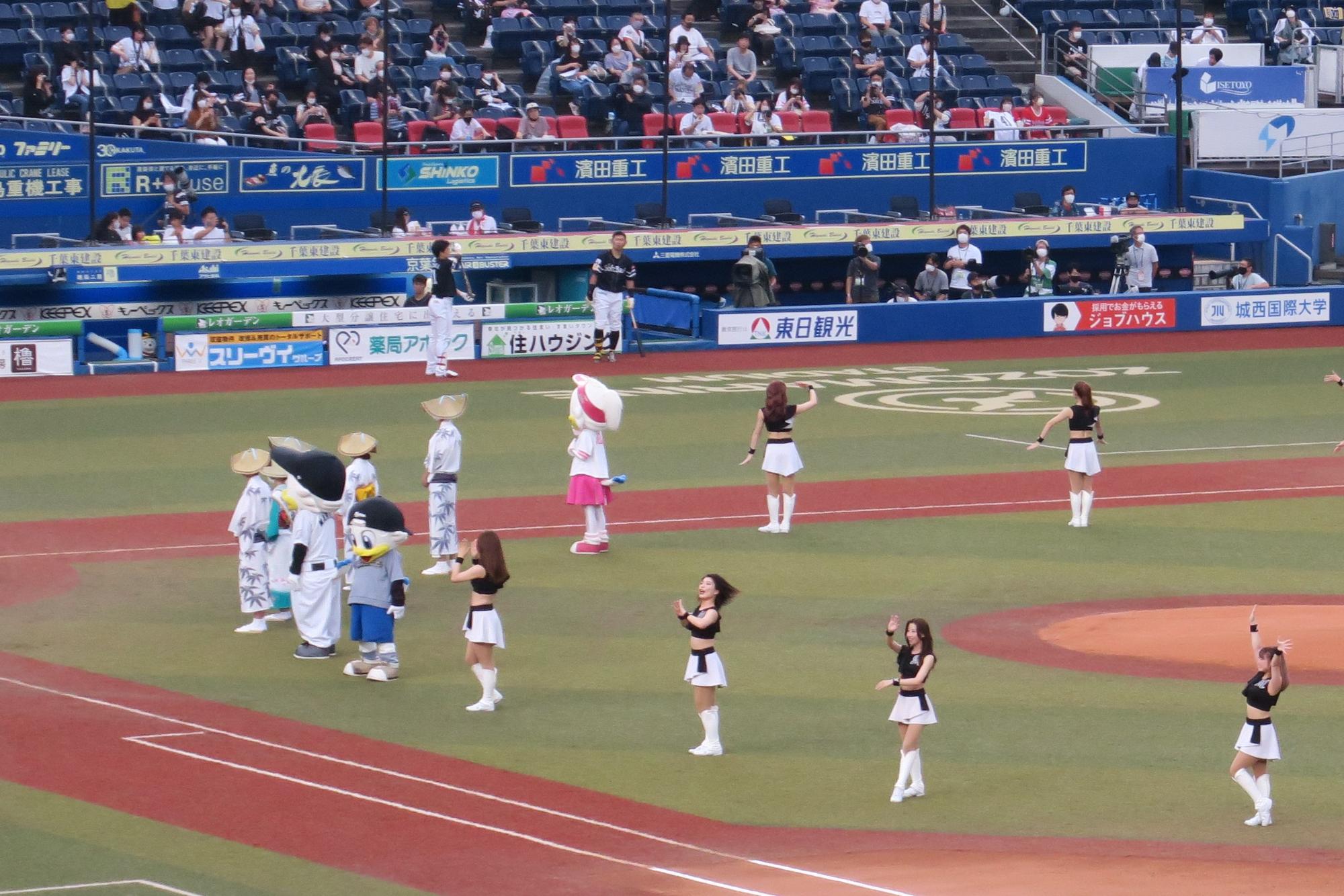 チアガールとデカンショ浴衣を着た市長、観光大使、職員などがデカンショを踊っている