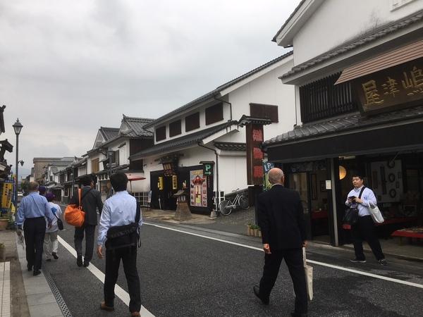 城下町を歩く市長らの写真