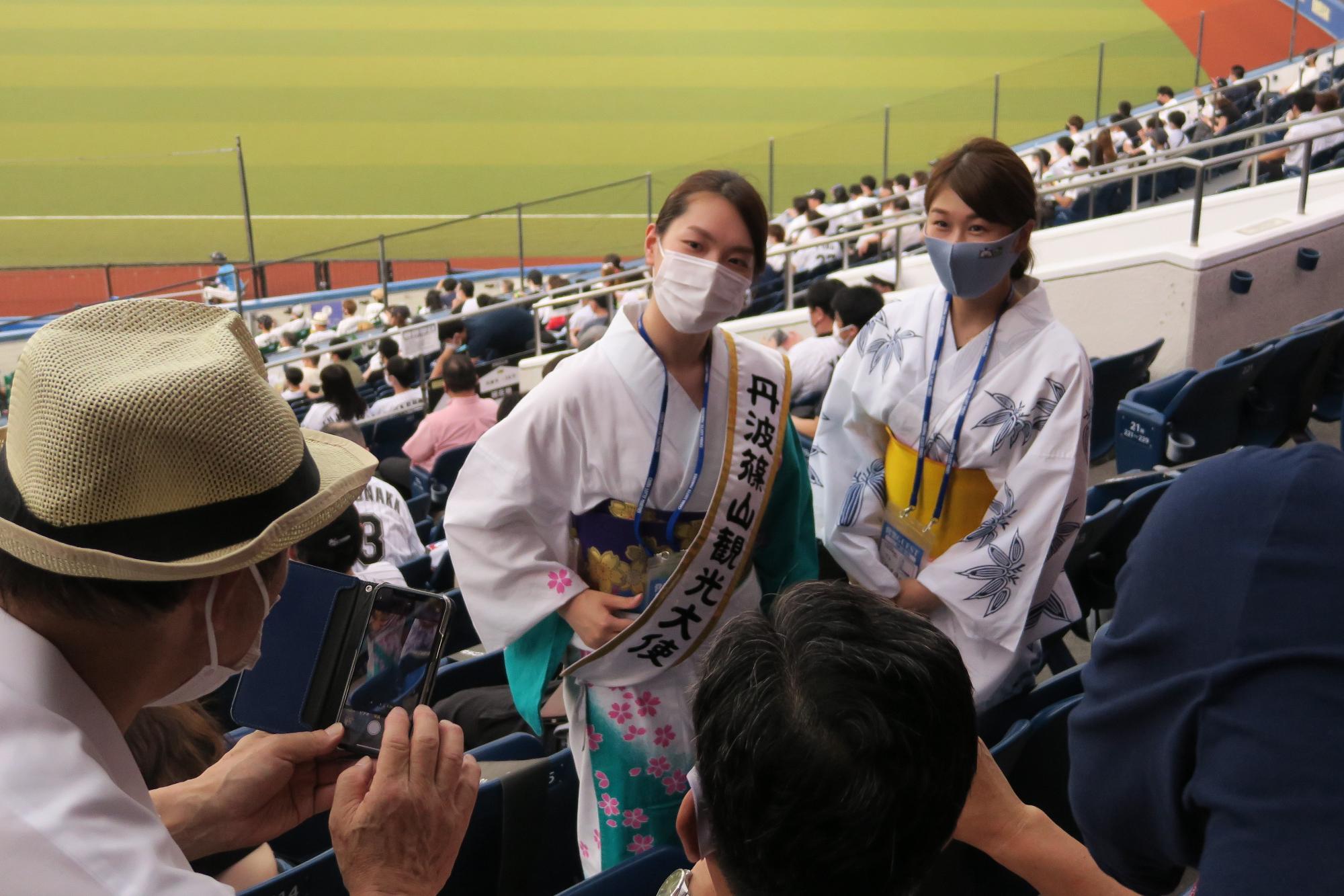 観光大使とデカンショ浴衣を着た女性が立っている