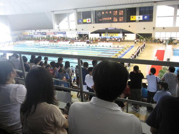 水泳競技大会の様子を沢山の方が見に来られている写真