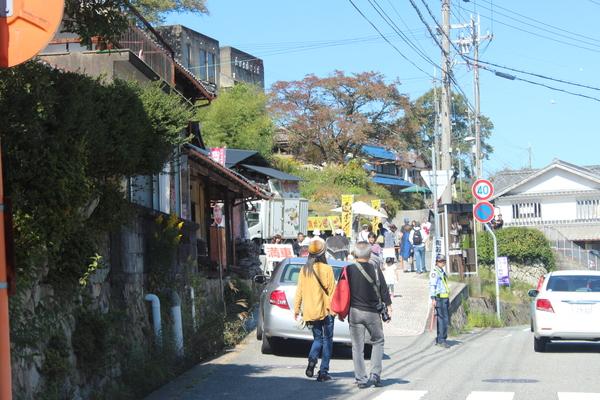 まつり会場へ向かう人々の写真