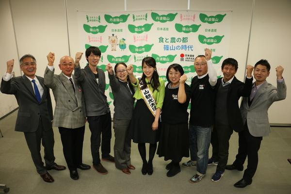 新春座談会の皆さんでガッツポーズで集合写真