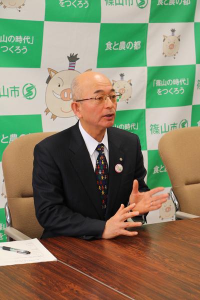 市長が身振り手振りをしながら熱心に話をしている様子の写真