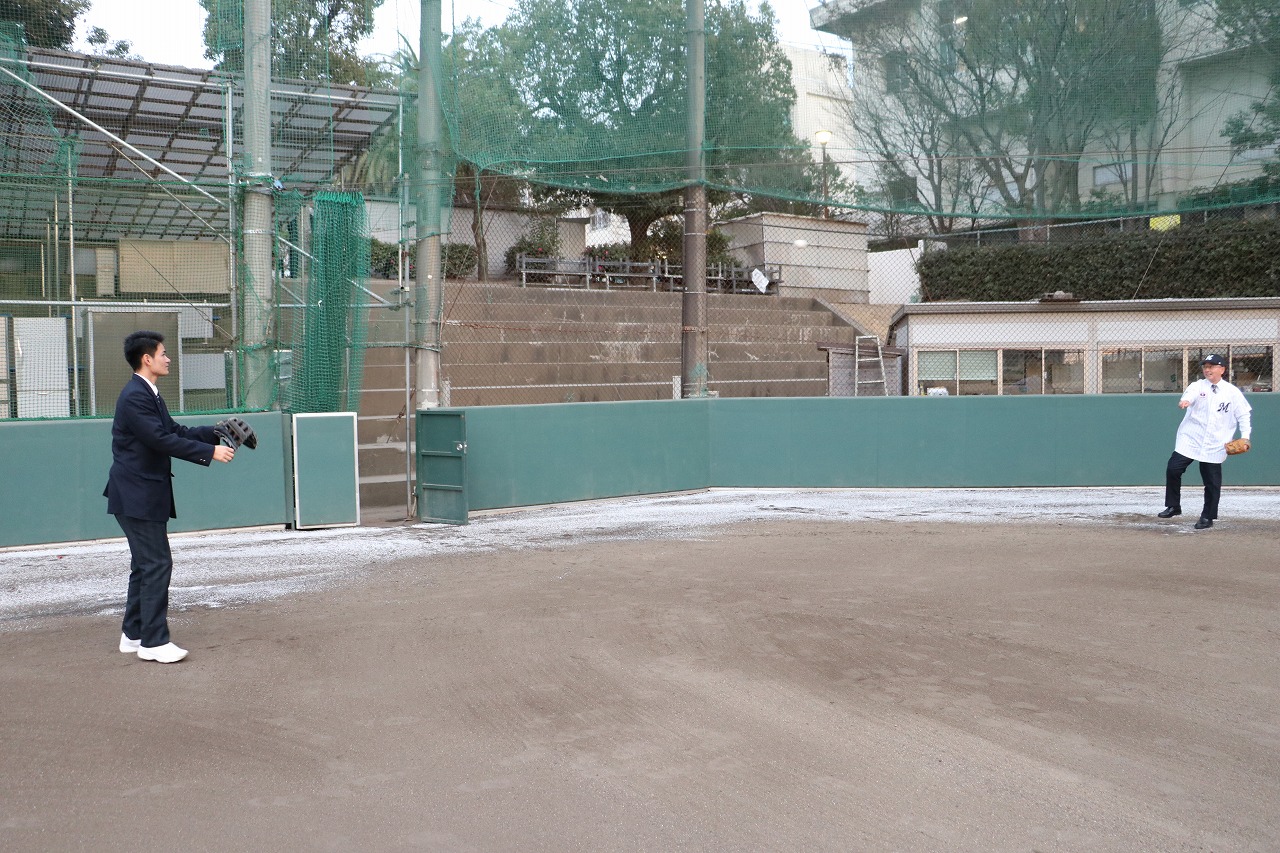 グラウンドでキャッチボールをしている中森投手と酒井市長