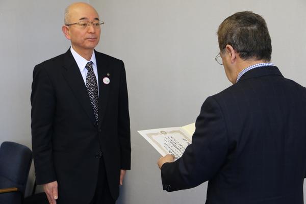 市長が若狭幹雄委員長から当選証書を頂いている写真