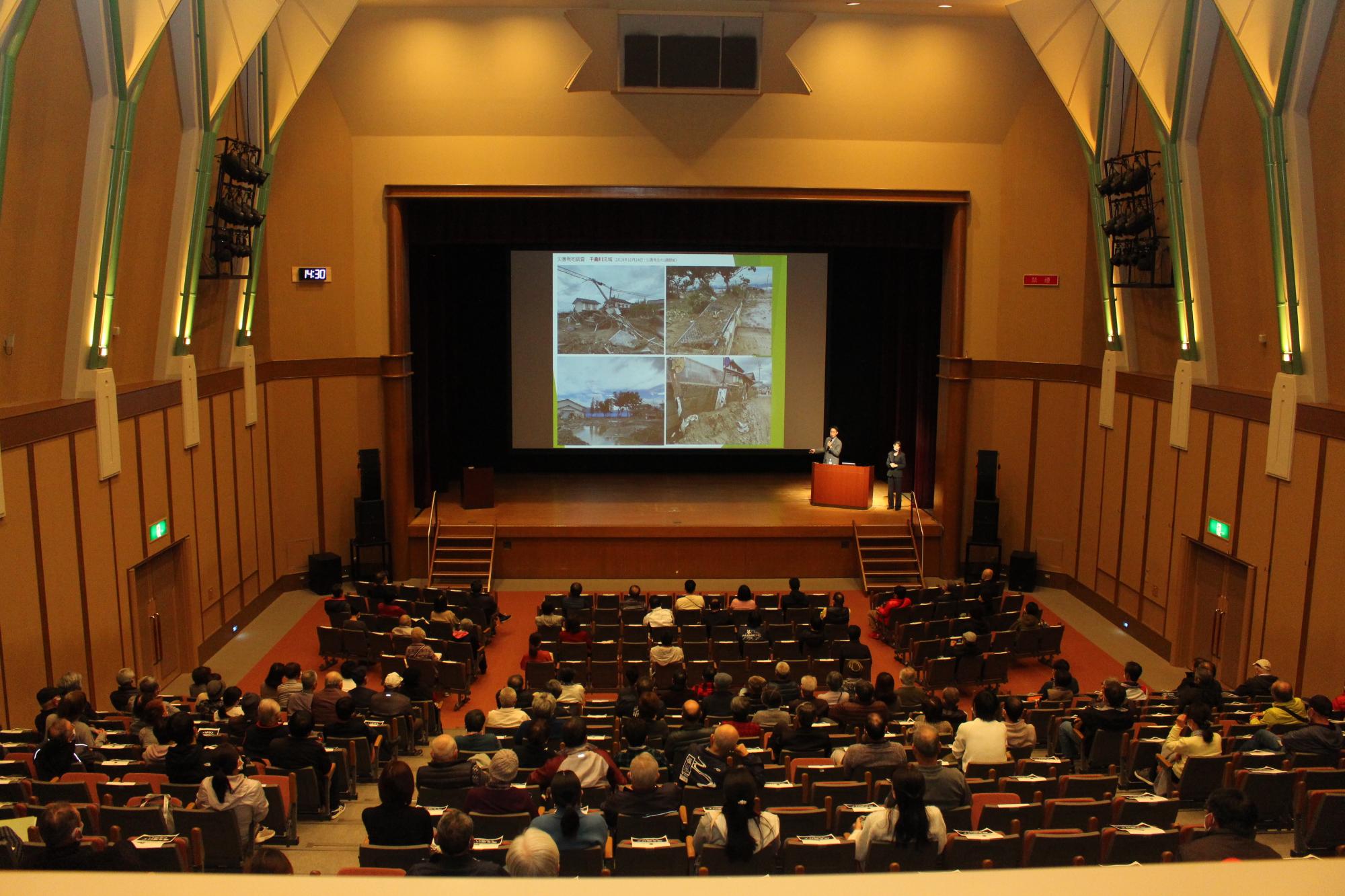 会場の後方からフォーラムの全景写真。