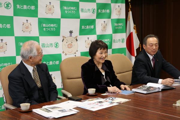 栗山議員と大西さんと安藤さんが座り、大西さんが話をしている写真