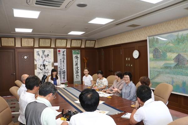 篠山市地域活動栄養士会の皆さんと市長で話をしている写真