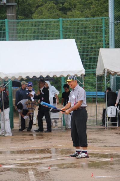 市長が始球式のバッターとしてバットを持って立っている写真