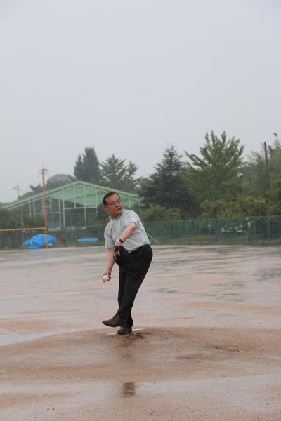 谷先生が始球式のピッチャーとしてボールを投げようとしている写真