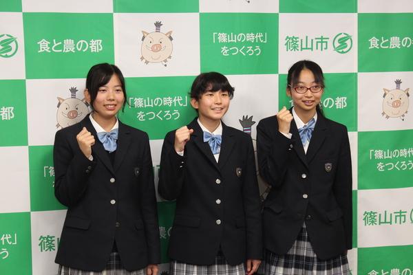 稲元さん、尾崎さん、宮本さんで右手を上げガッツポーズをしている写真