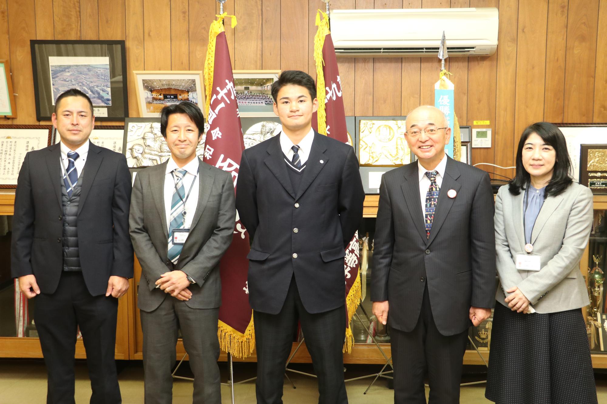 中森投手を真ん中に、市長、市職員との記念撮影