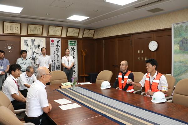 市長室にて市民安全課の小林 智彦主査と農都政策課の森本 良太係長が市長の前に座り森本係長が市長に話をしている様子の写真