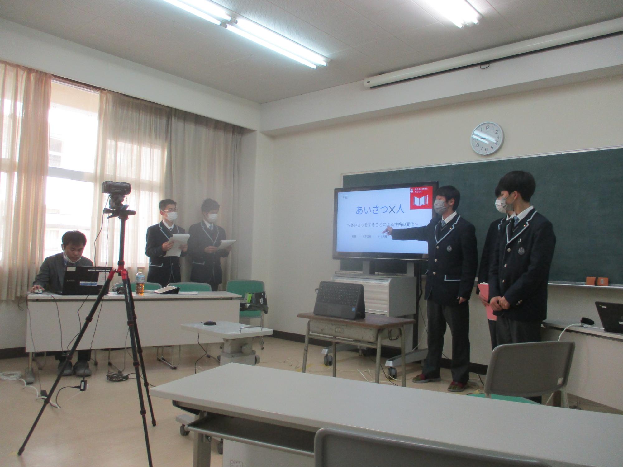 モニターを使いながら男子高校生二人が発表している