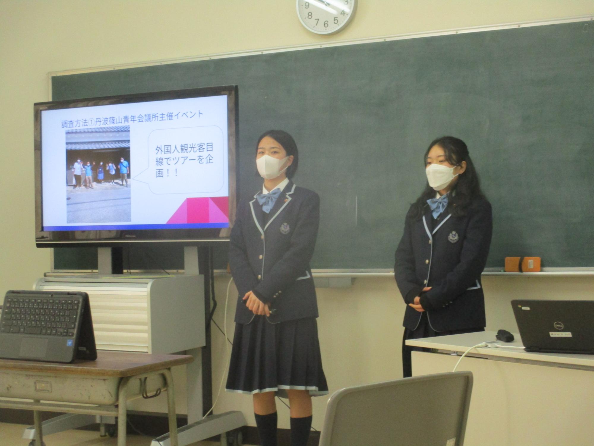 モニターを使って女子高生2人が発表している