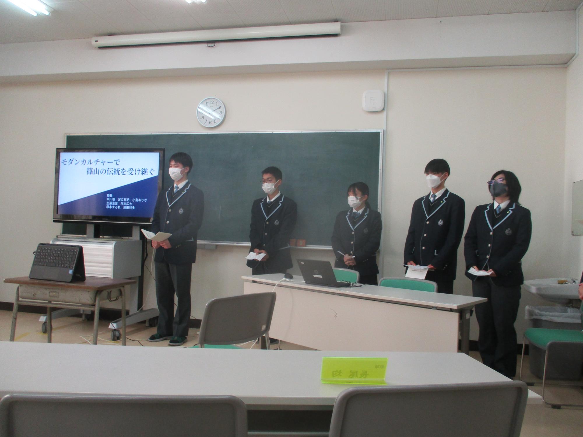 モニターを使って高校生5人が発表している