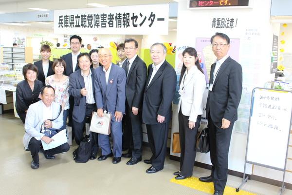兵庫県聴覚障碍者情報センター前で市長と関係者の方の記念写真