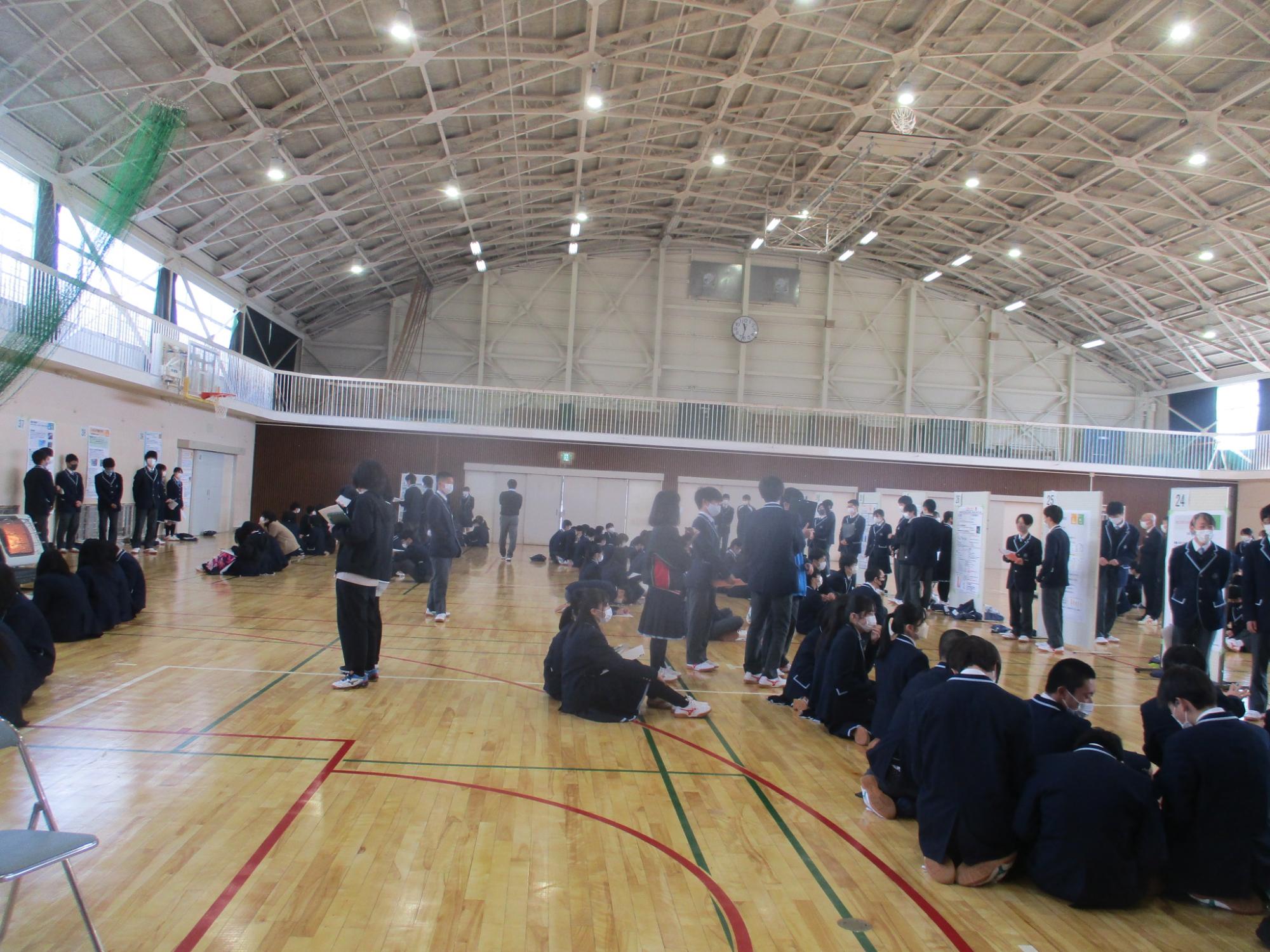 体育館に研究成果を張り出し説明している