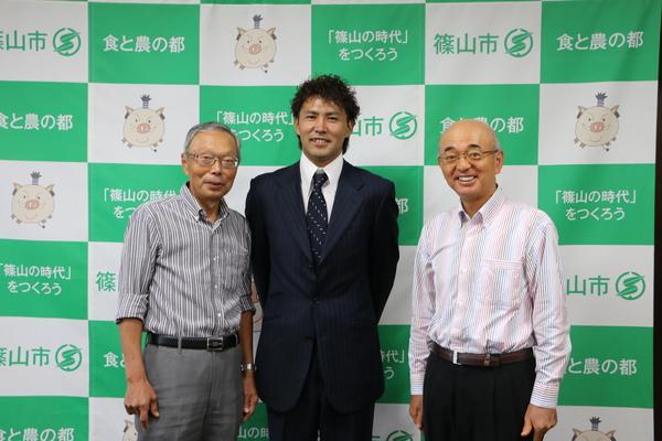 篠山市サッカー協会の三島さん、廣長 優志さん、市長と並んで映っている写真