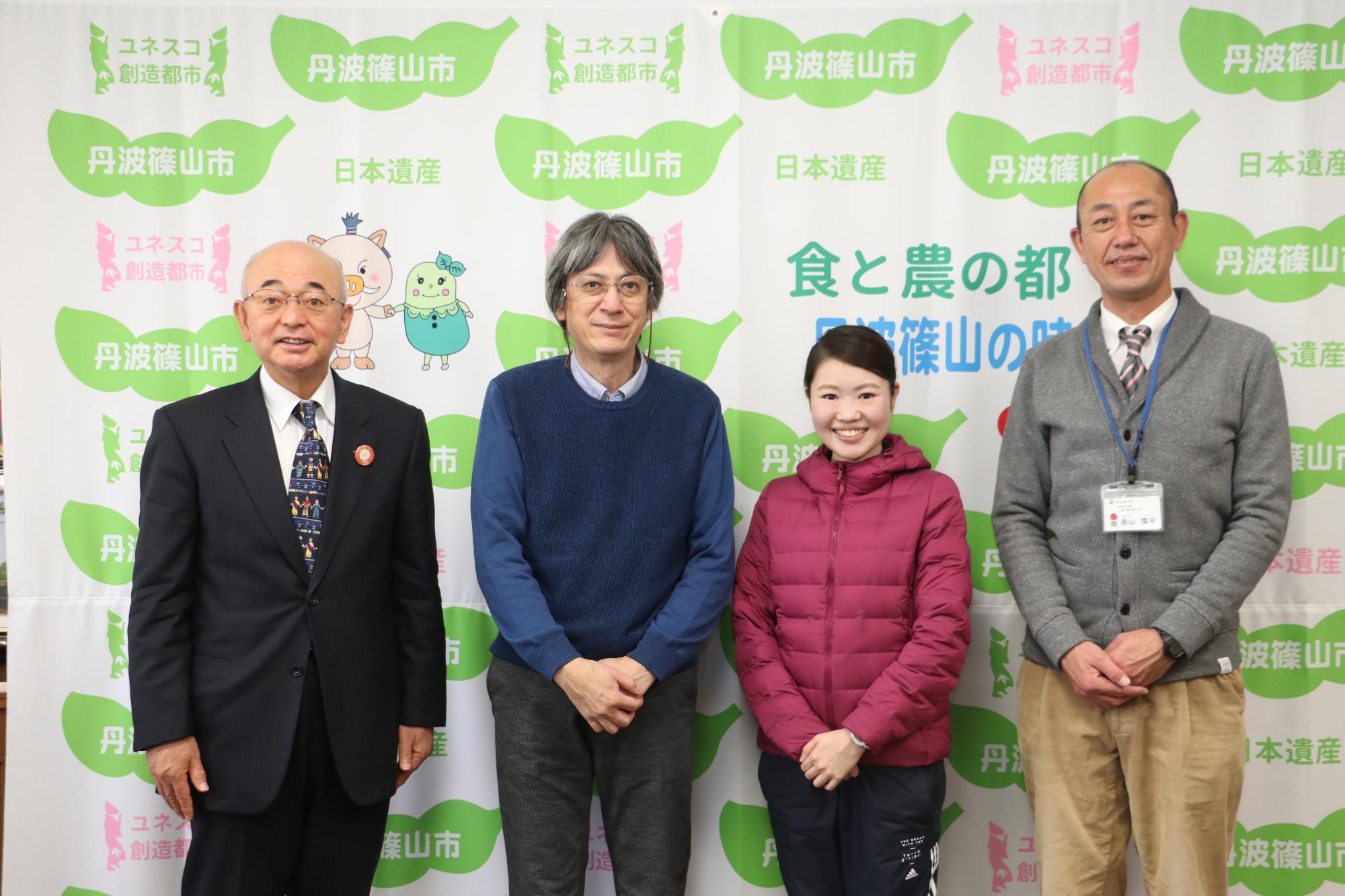 市長と竹内さん、市職員2名の記念撮影