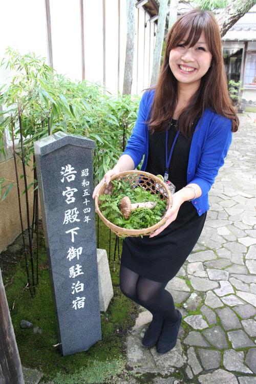 浩宮殿下御駐泊宿の案内版の横で、籠に入った丹波まつたけを手にもった女性の写真