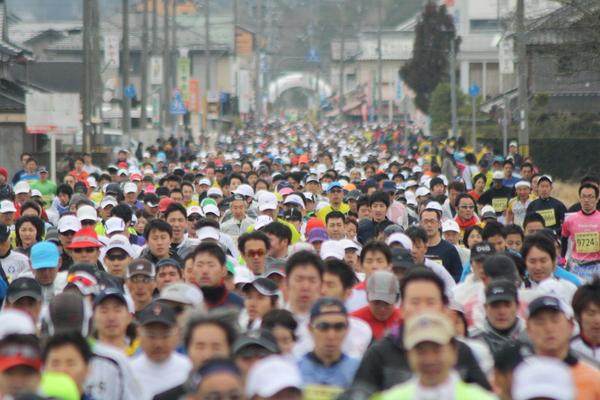 マラソンコースが参加者のランナー達で埋め尽くされている写真