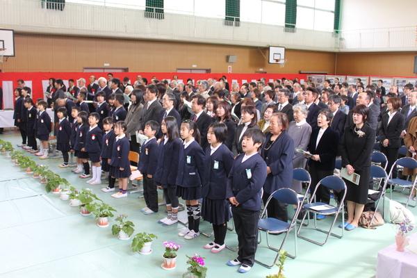 畑小学校の在校生、保護者、関係者の方々が歌っている写真