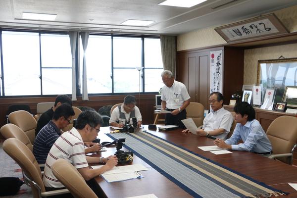 市長室にて新採用された法務専門員の川嶋さんが打ち合わせをしている写真