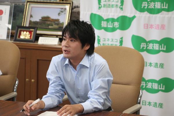 市長室にて打ち合わせ中の川嶋さんのアップの写真