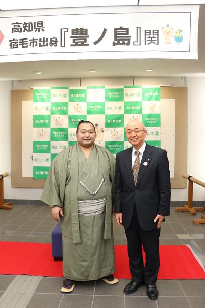 豊ノ島関と、市長が立ち記念撮影している写真