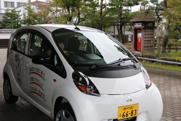 公用車を女性職員が運転している写真