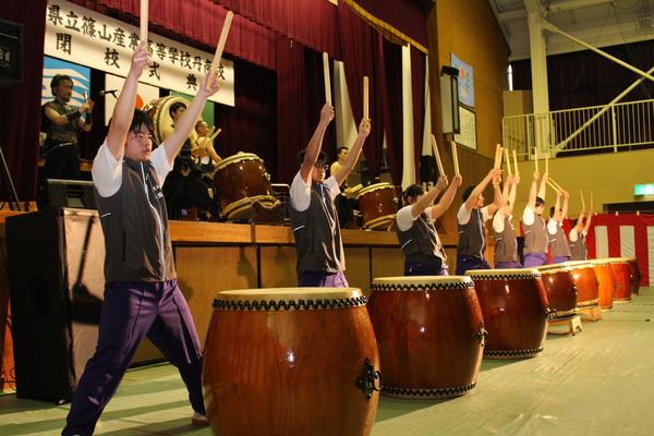 ステージ上とステージに設置された和太鼓を叩いている方々の写真