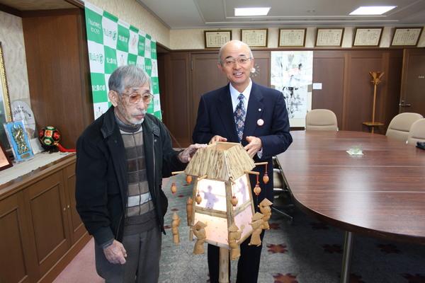 彫刻家小山さんと市長が彫刻・デカンショ行燈を前に記念撮影している写真
