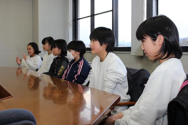 選抜チームに選ばれた6年生の女子児童が椅子に座っており、一番奥に座っている女の子が話をしている様子の写真