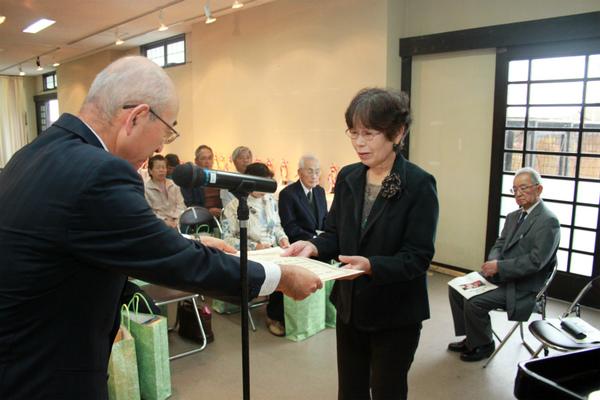篠山市長賞 蓑田 輝世さんが市長より、賞状を受け取っている写真