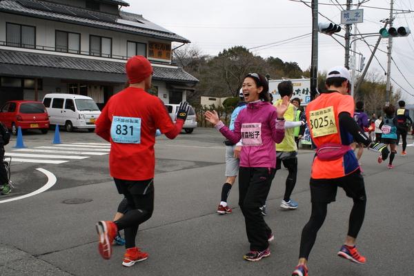 マラソン選手の有森 裕子さんが参加ランナー達にハイタッチをして応援している写真