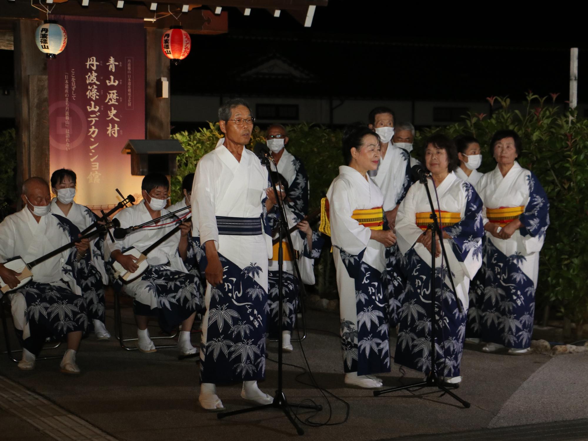 夜に青山歴史村前でデカンショ節保存会の方がデカンショ節を演奏し、うたっている。