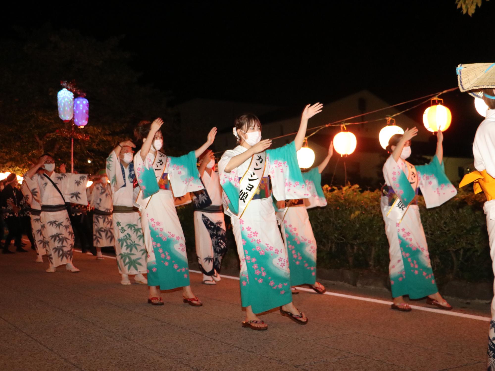 デカンショ娘のタスキをかけ、浴衣を着た女性を先頭にデカンショ節を踊っている