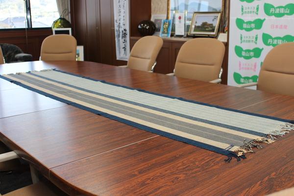 応接室の会議机に置かれたテーブルランナーの写真