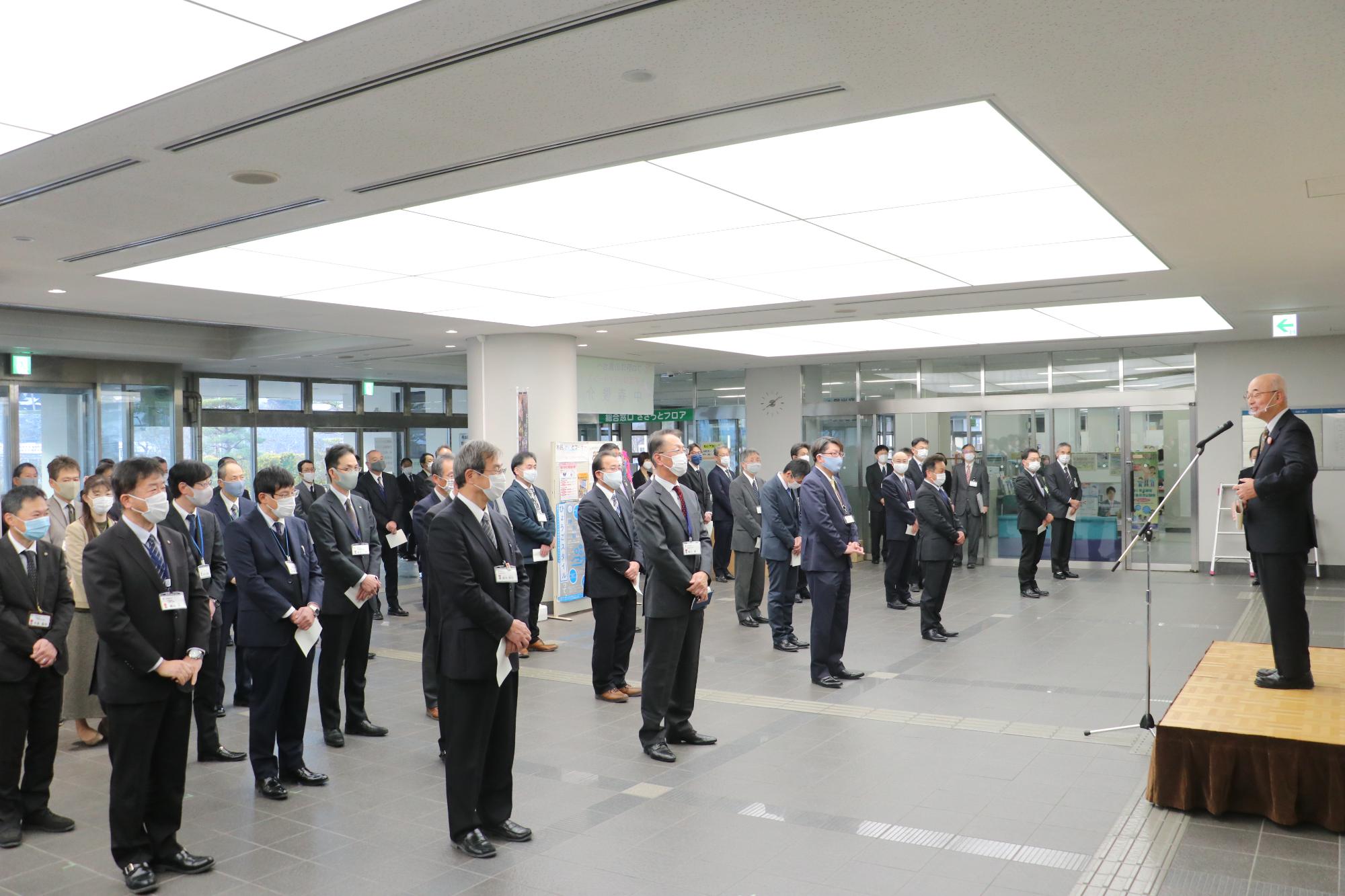 市民ホールで、市長が管理職に向けて仕事始めのあいさつをされている