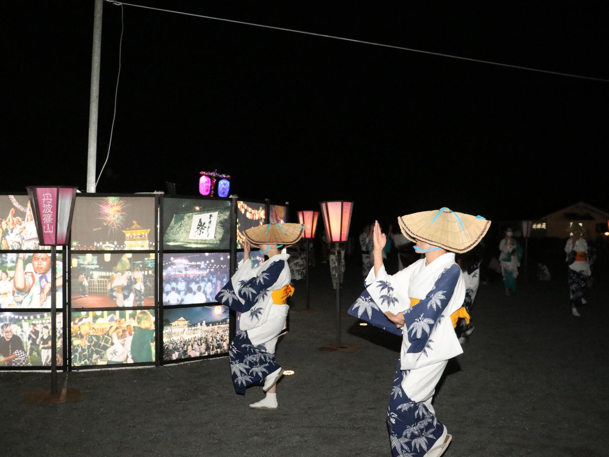 巨大なあんどんのまわりでデカンショを踊っている