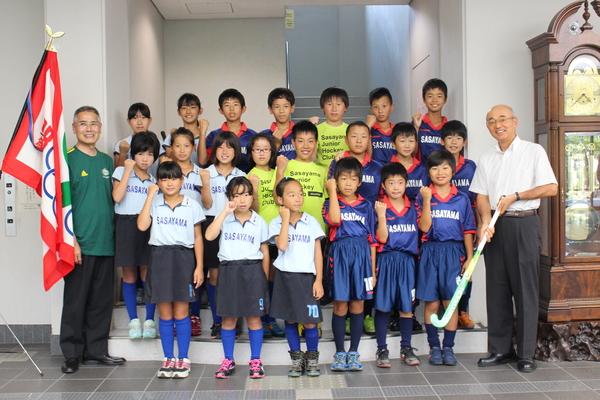 篠山ジュニアホッケークラブ選手と市長で集合写真