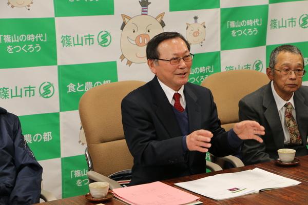 受賞の報告している組合代表がアップで撮影されている写真